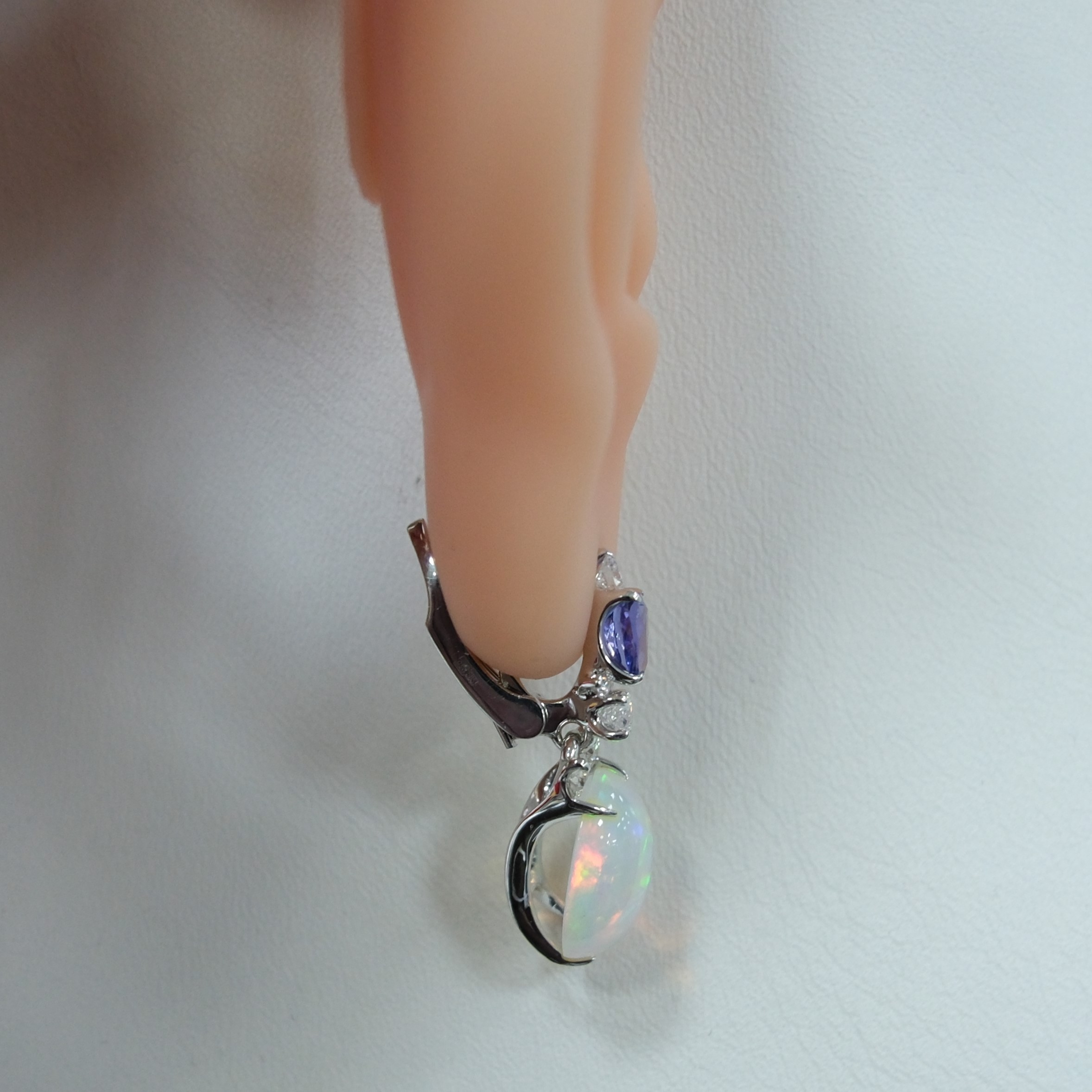 Серьги из белого золота с опалами